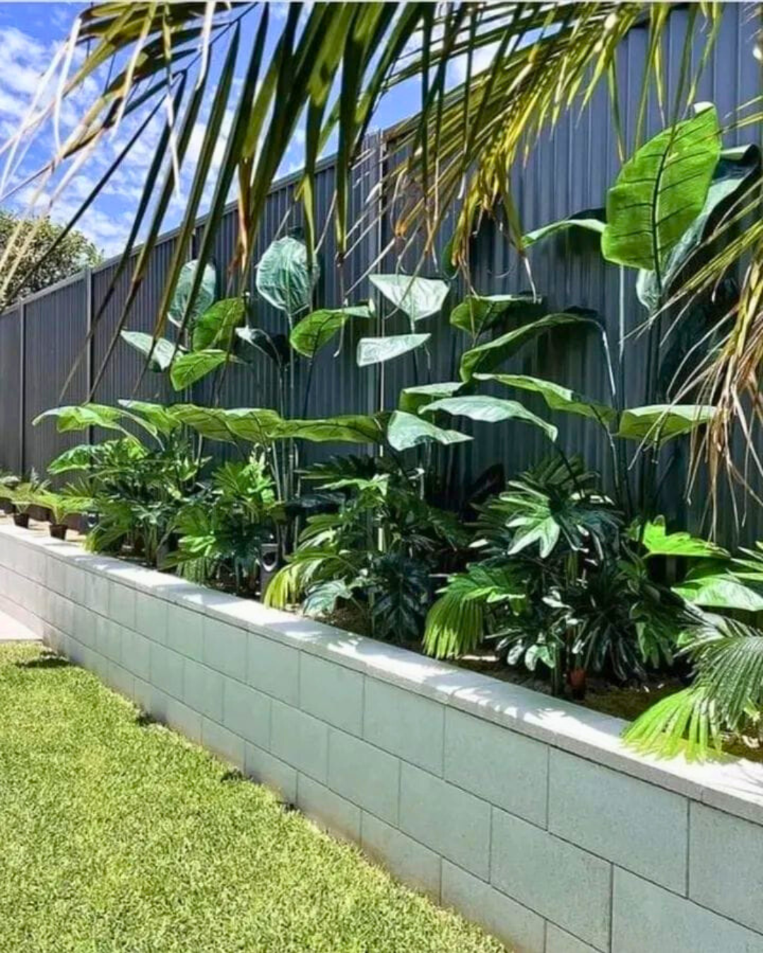 Paisagismo com canteiro e plantas tropicais no Rio de Janeiro