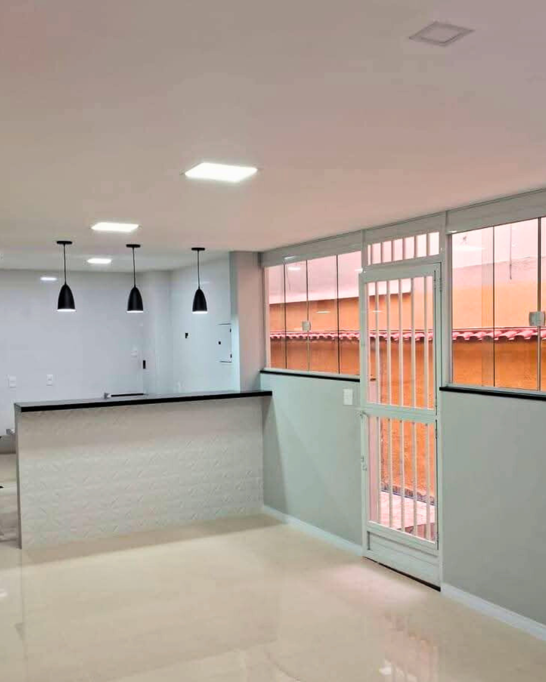 Reforma interna com sala e cozinha integradas no Rio de Janeiro